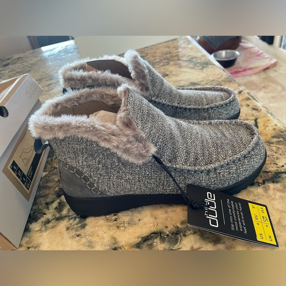 HEY DUDE New Women’s Denny Sleet Shoe Slipper Booties Sherpa Lined 7 Gray Silver - Picture 2 of 7